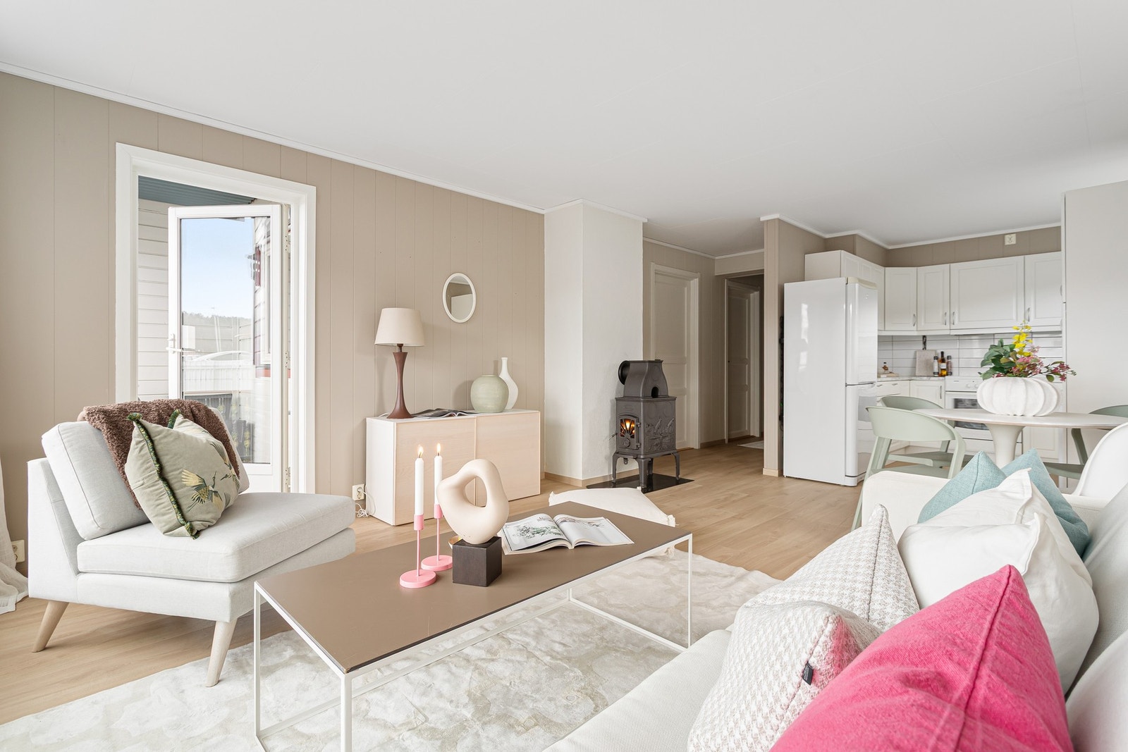 Naturlig inndeling av soner i stuen, med plass til sofagruppe og spisebord. Galleribilde