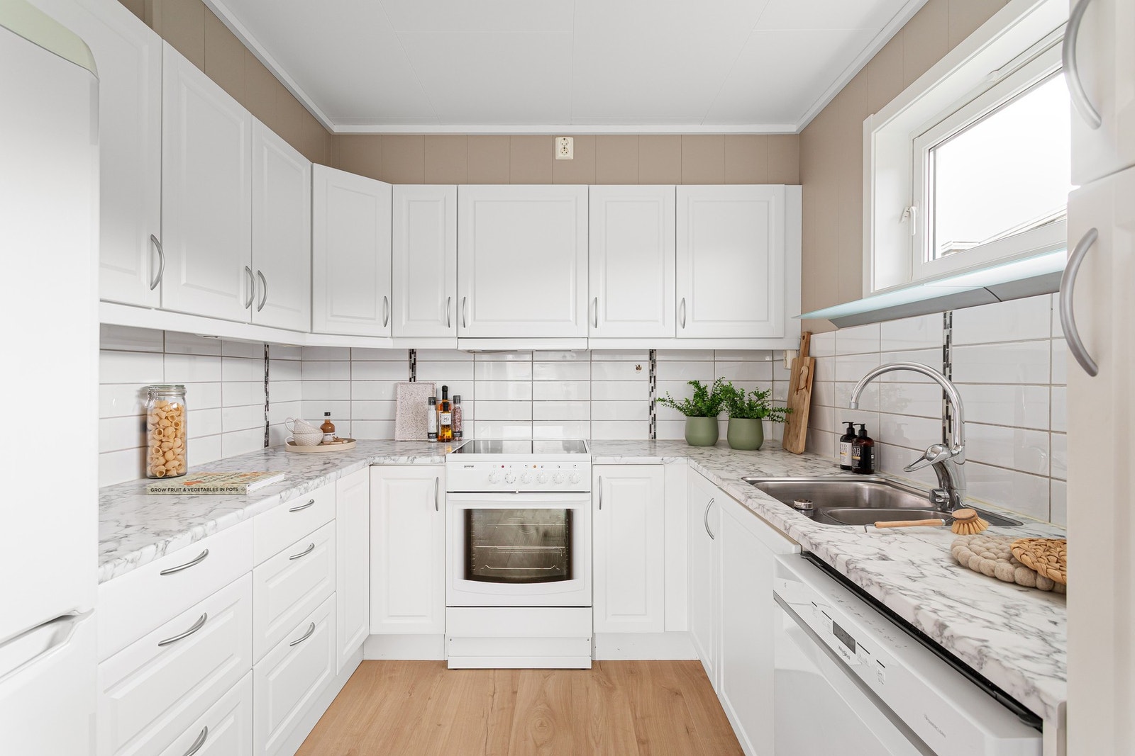 Flott kjøkken med mye skap- og benkeplass. Galleribilde