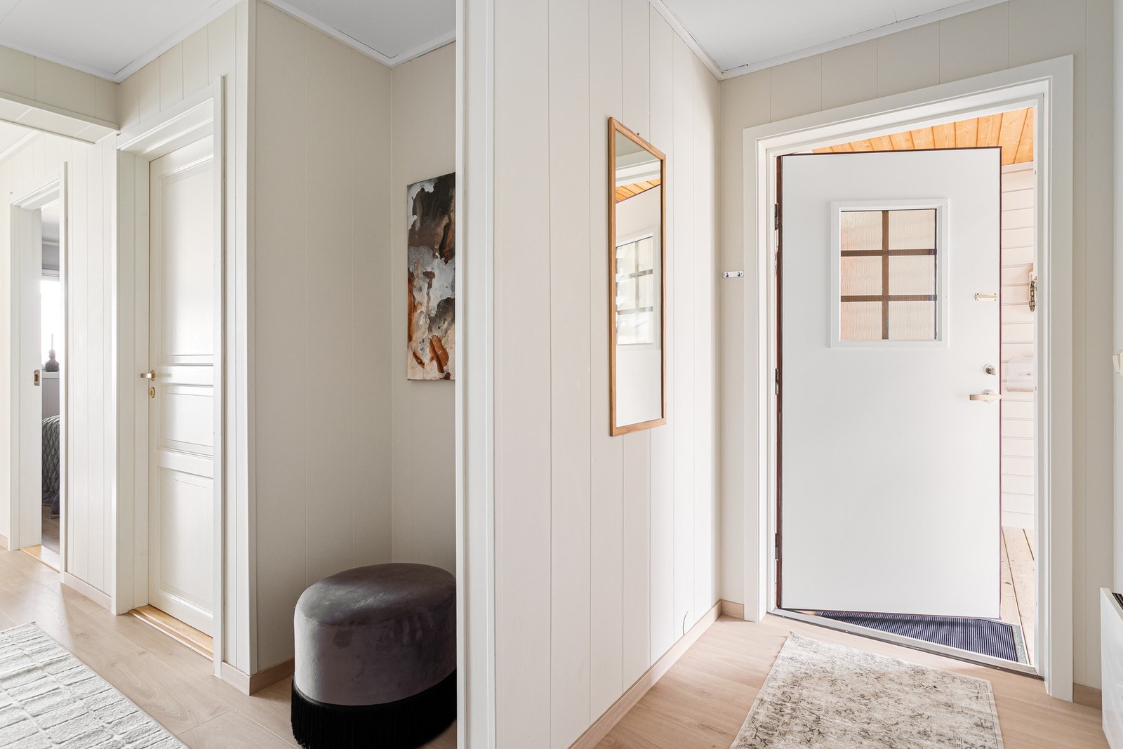 Innbydende entré med plass til oppheng av yttertøy. Galleribilde