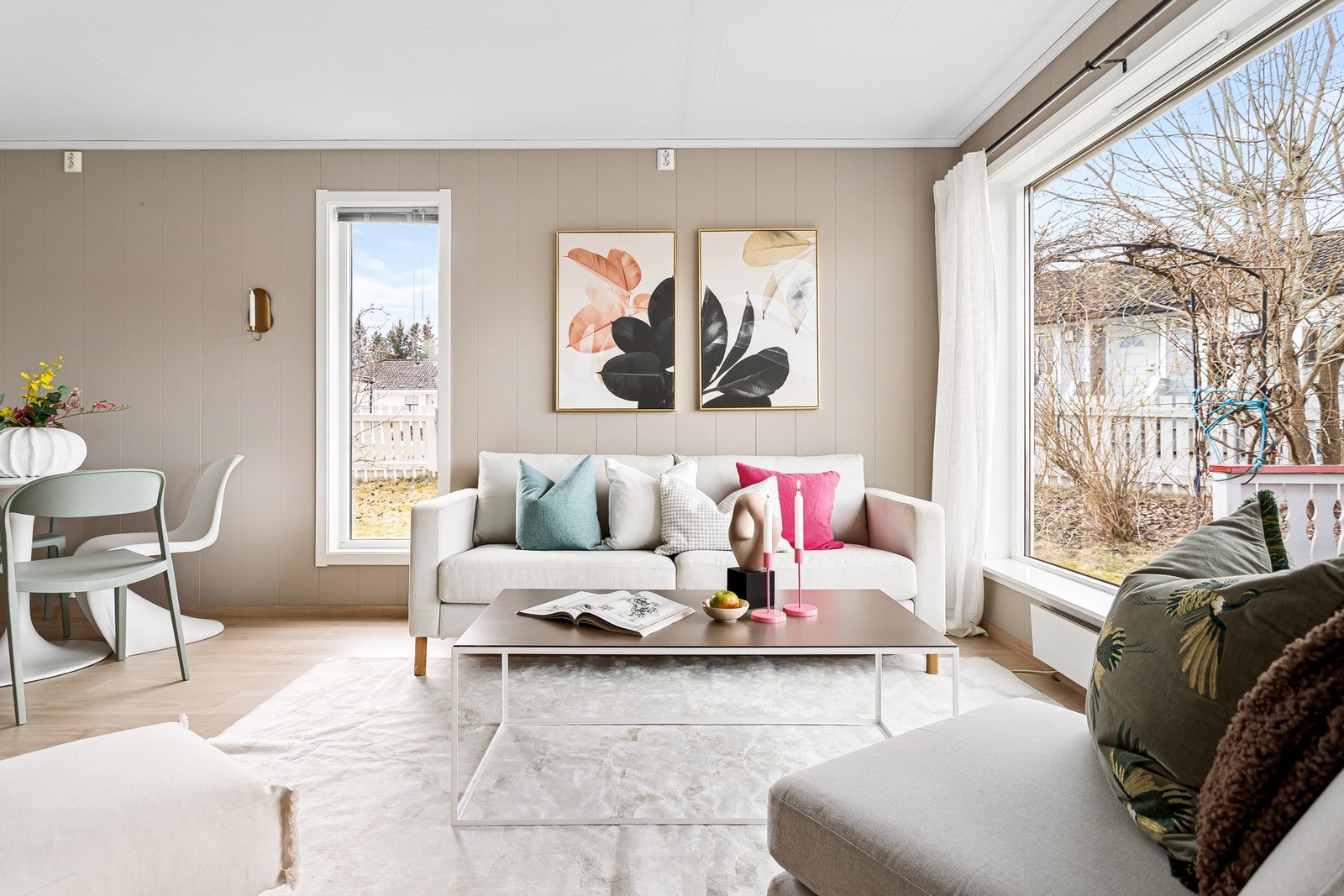 Leiligheten har et moderne utrykk med store vindusflater og stilrent fargevalg. Galleribilde