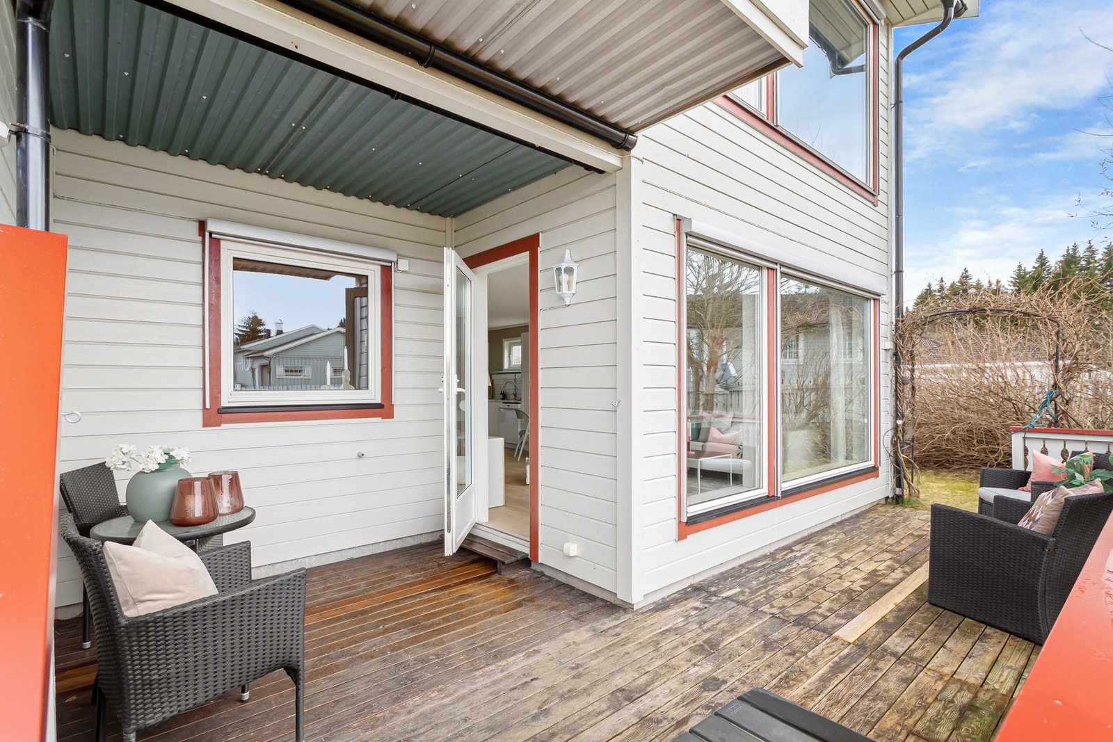 Fra stuen er det utgang til en vestvendt terrasse. Galleribilde