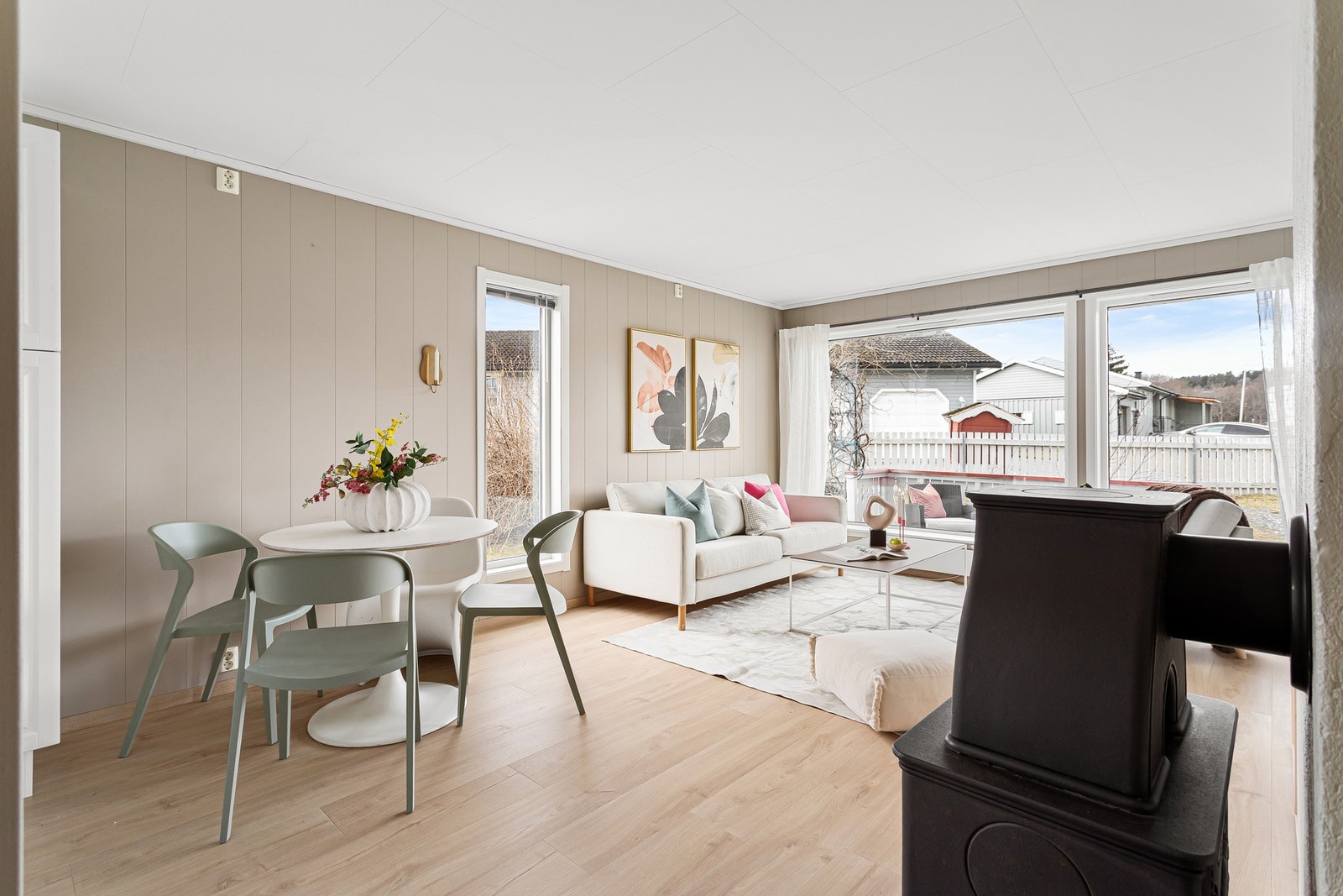 Mellom stue og kjøkken er det plass til et koselig spisebord for sosiale sammenkomster. Galleribilde