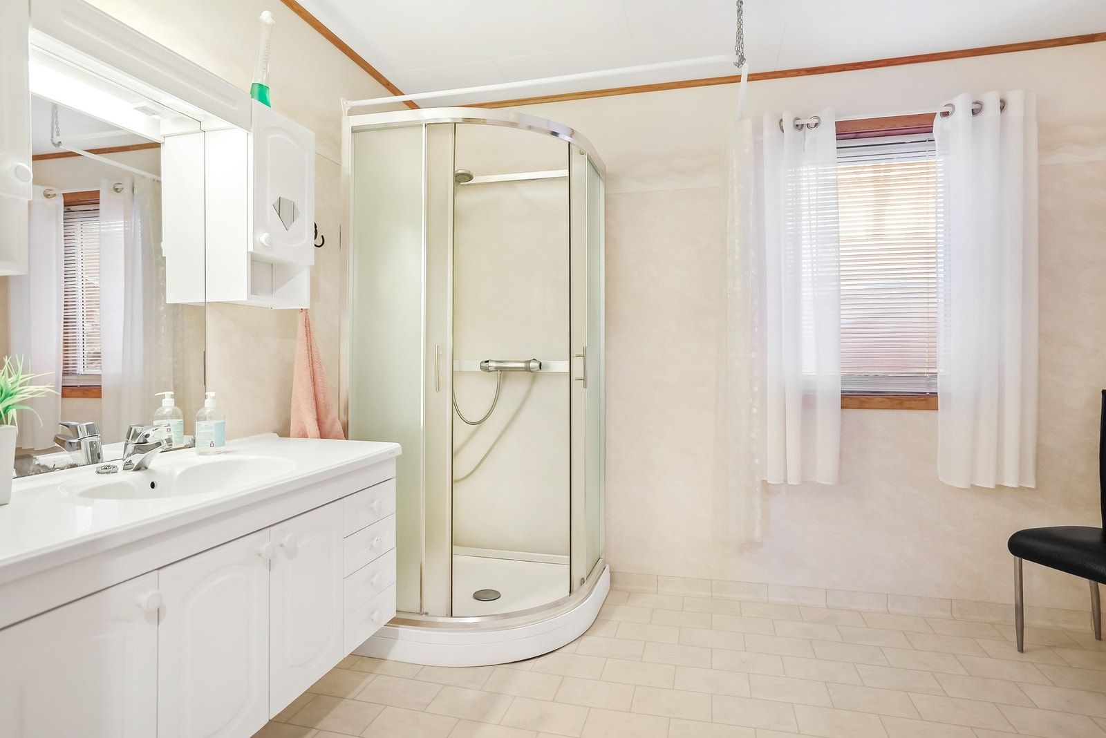 Badet har en lys vegghengt innredning med tilhørende speil. Det er god av oppbevaringsplass i innredning. Galleribilde