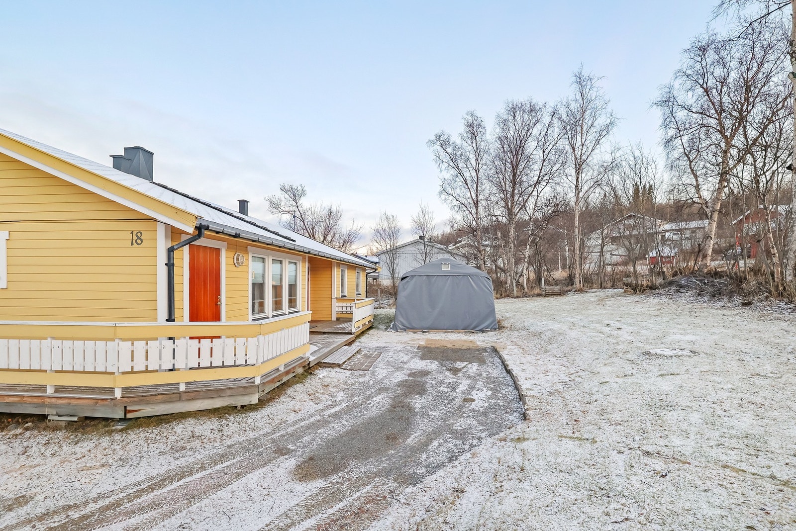 Det er gode parkeringsmuligheter på egen tomt. Galleribilde
