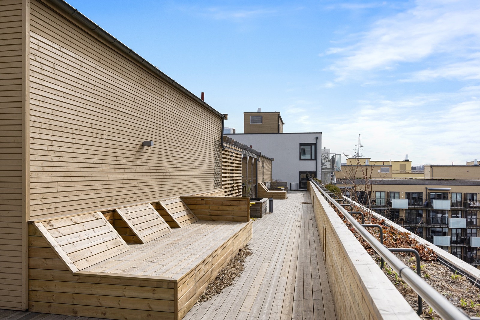 Takterrassene har flere sittegrupper, "solsenger", beplantinger, og griller. Det er mulig å booke sittegrupper i forkant. Galleribilde