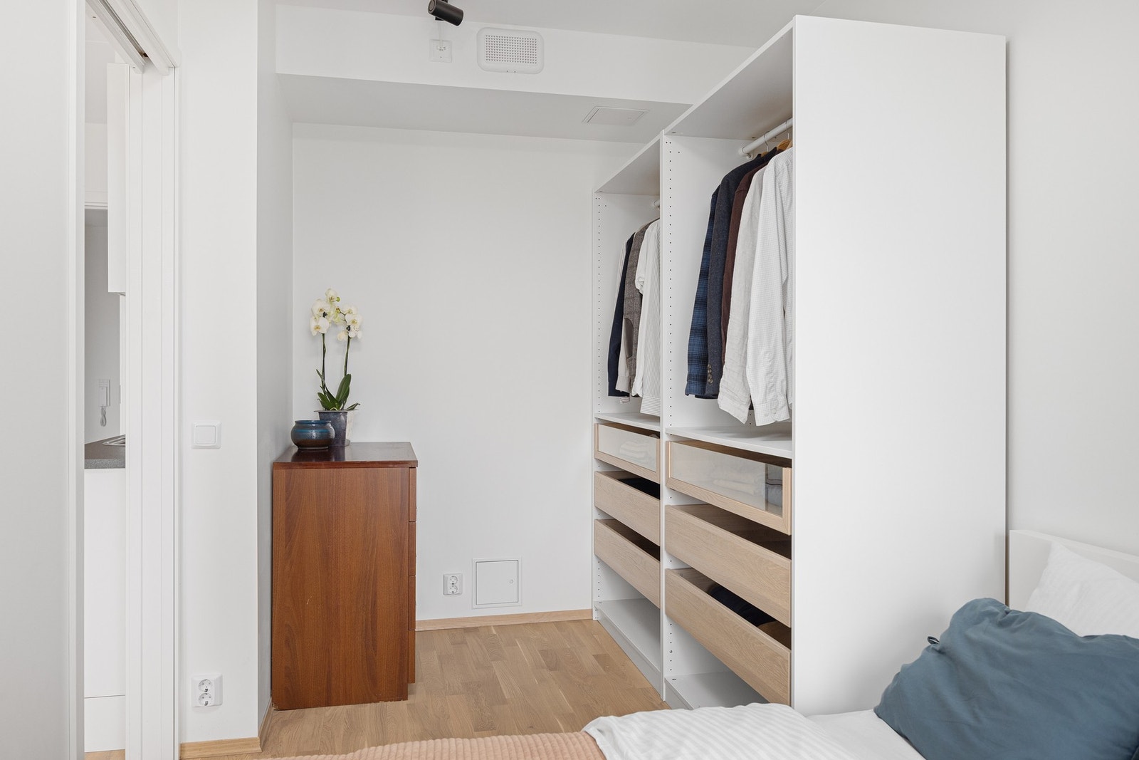 Godt med oppbevaringsplass i medfølgende garderobeskap. Galleribilde