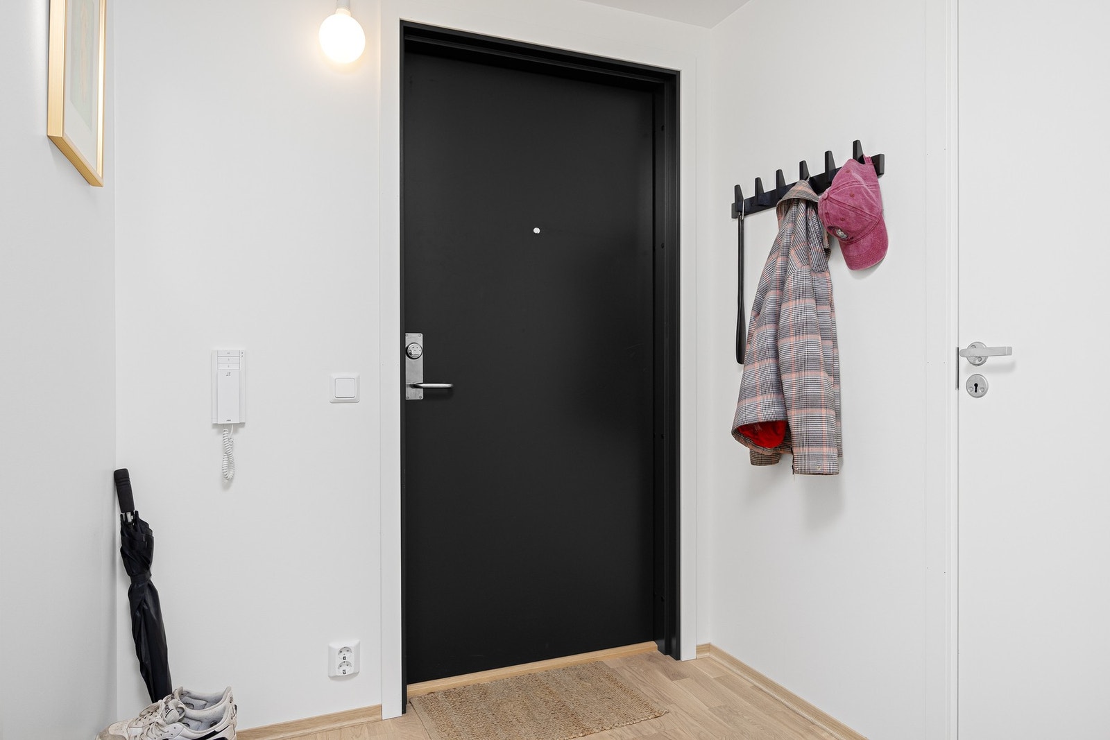 Lys og innbydende entré med plass til å henge fra seg yttertøy. Galleribilde