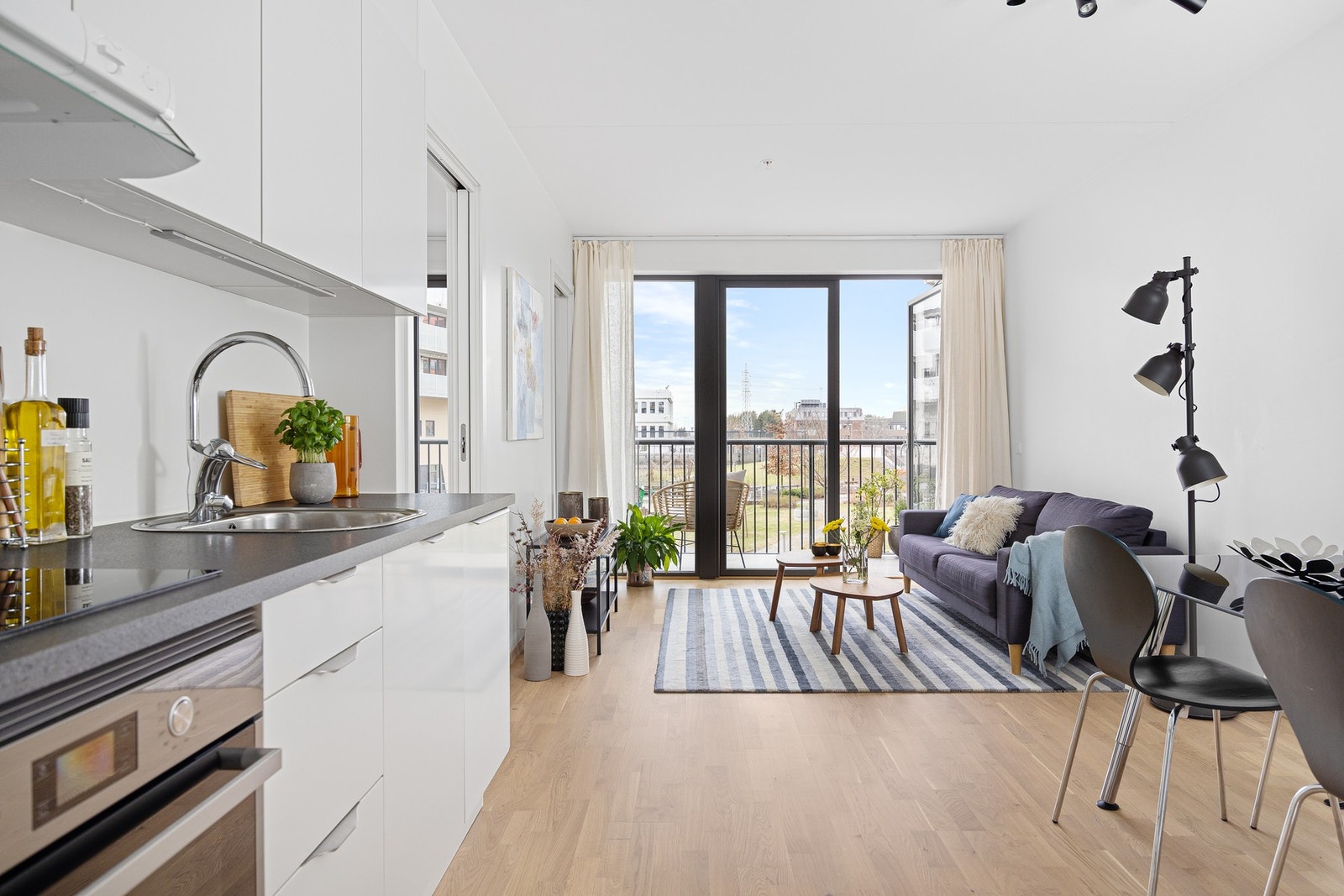 De store vindusflatene gjør stuen lys og luftig. Galleribilde