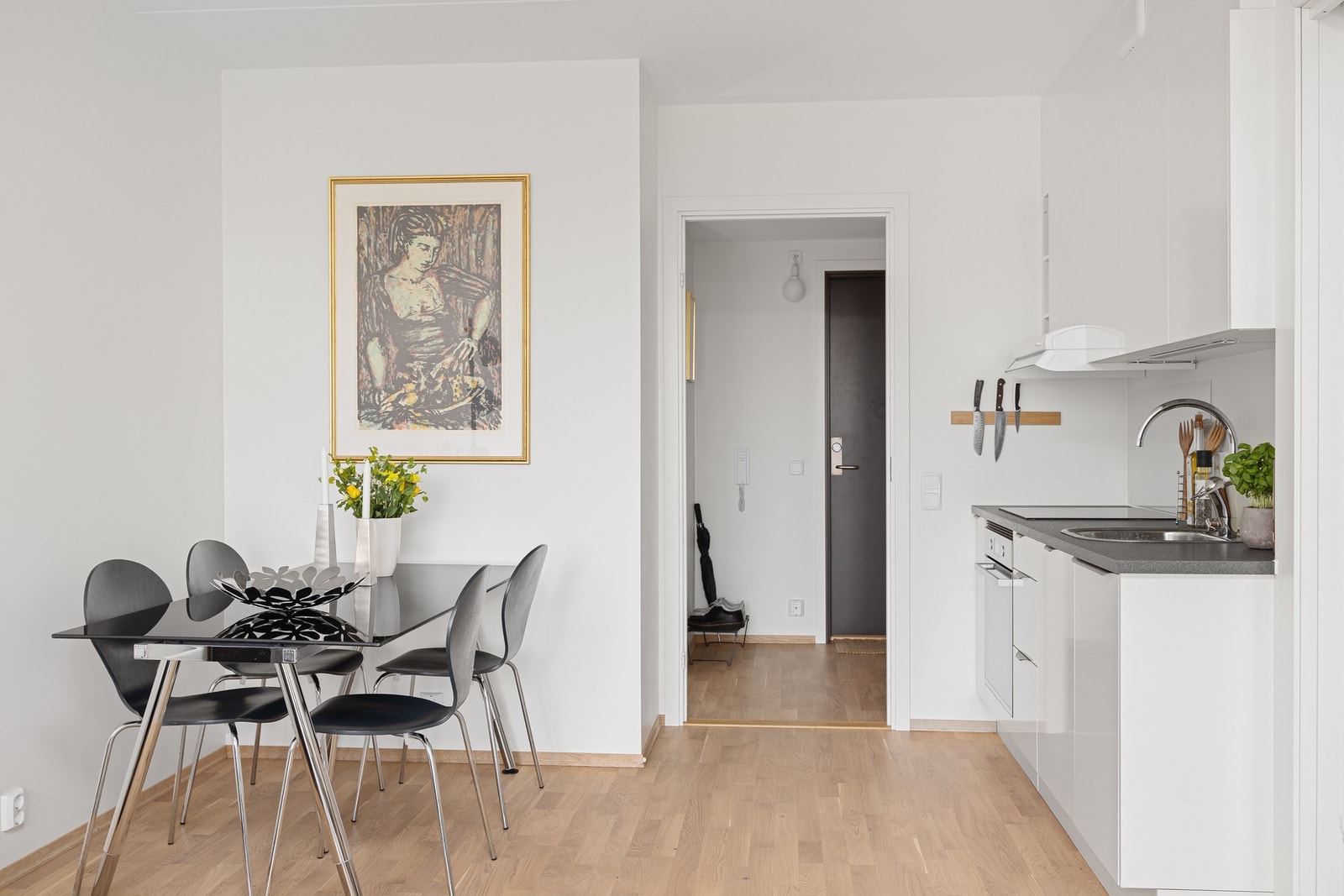 Lyst og tidløst kjøkken. Galleribilde