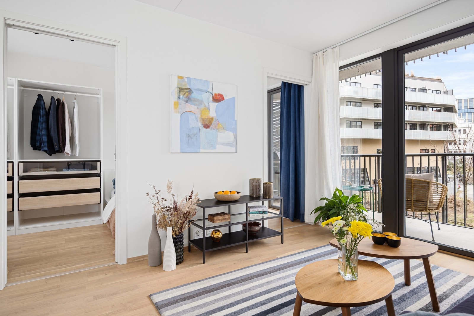 Leiligheten har en god standard i bygg fra 2021. På gulv er det lagt en lekker 3-stavs eikeparkett. Galleribilde