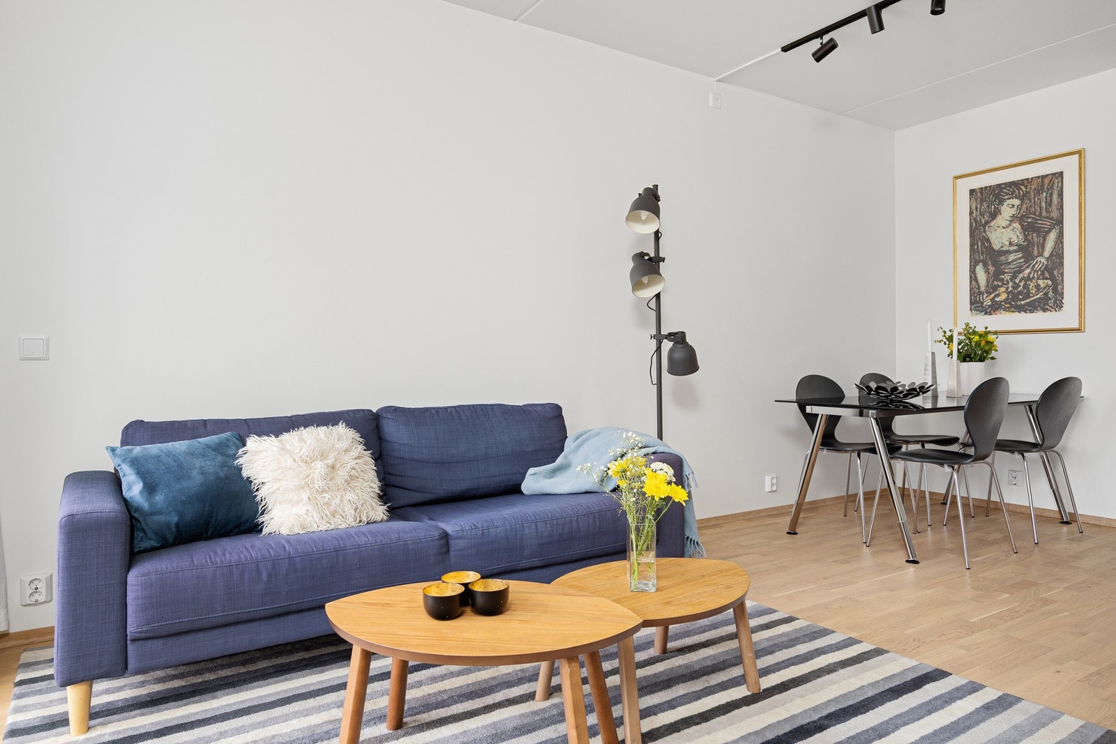 Boligen er enkel å møblere, og har en naturlig sone for spisebord. Galleribilde