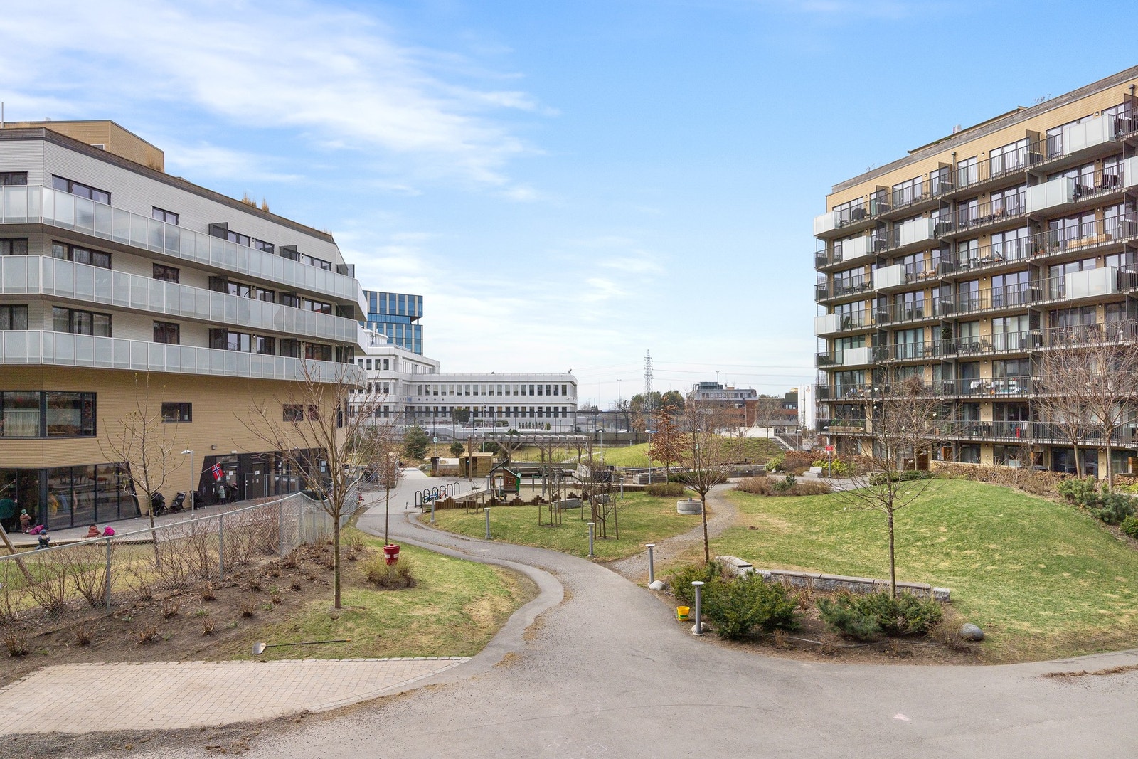 Balkongen har flott utsyn mot borettslagets fellesarealer. Galleribilde