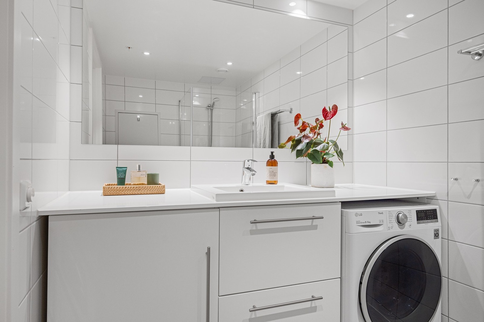 Praktisk løsning med vegg til vegg benkeplate og plass til oppvaskmaskin under. Galleribilde