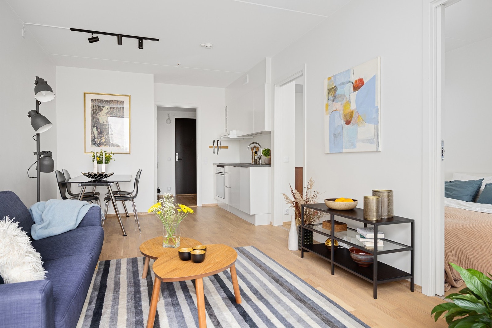 Stue og kjøkken i sosial, åpen løsning. Galleribilde