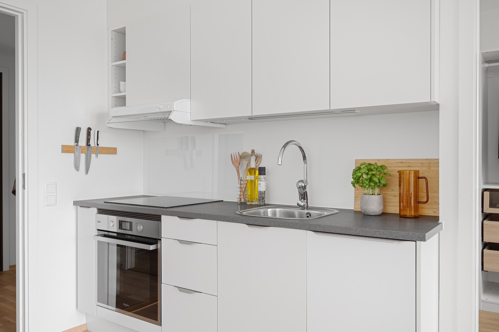 Her har du integrert oppvaskmaskin, stekeovn og induksjon platetopp. Galleribilde