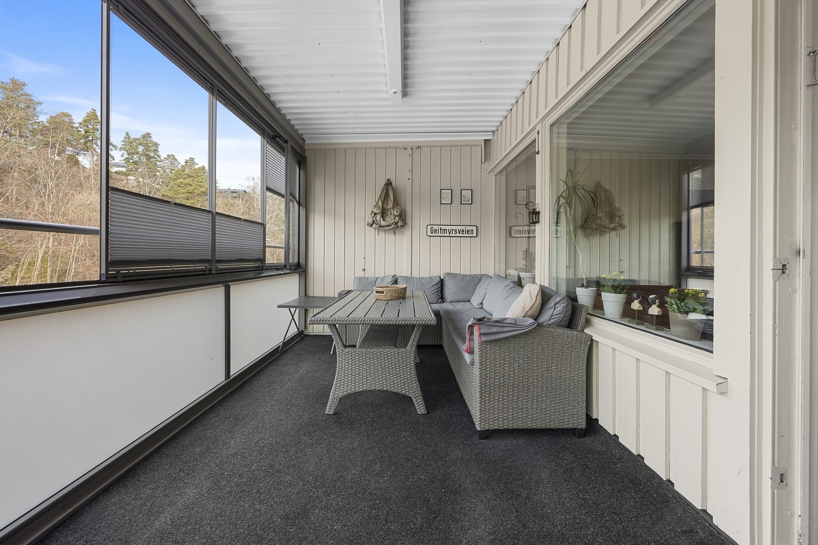 Stor solrik innglasset veranda. Galleribilde