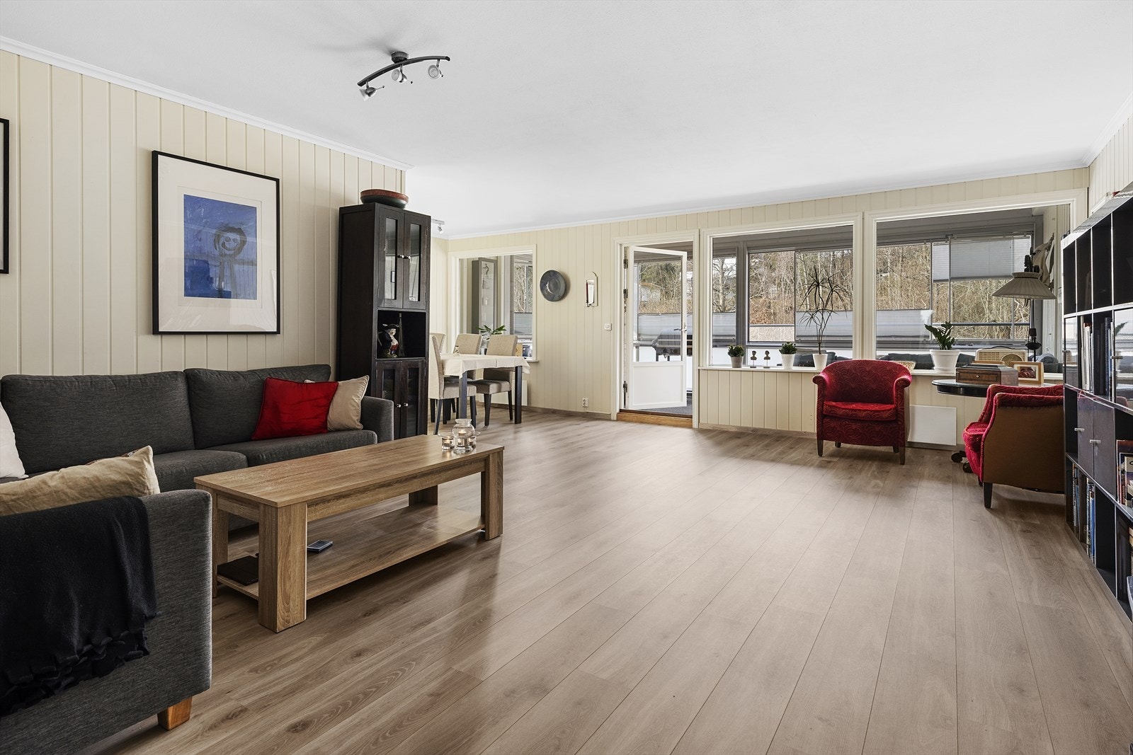 Stor stue med utgang til stor innglasset veranda. Galleribilde