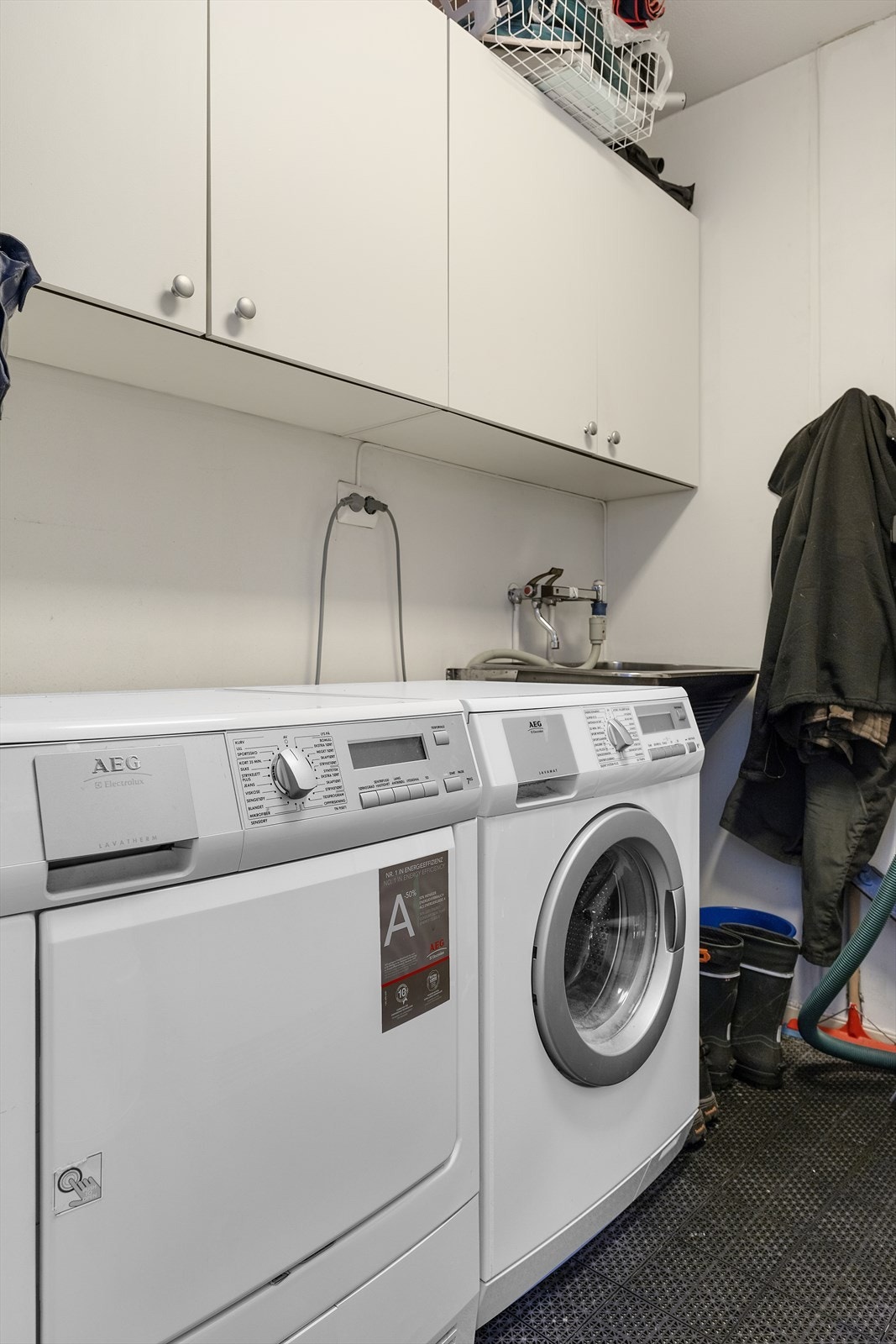 Vaskerommet har fått TG 3 i tilstandrapporten på grunn av alder ( ?eldre enn 1997 ), men er fullt velfungerende og i daglig bruk iflg.selger. Galleribilde