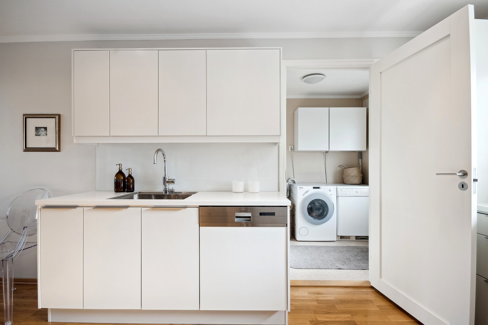 Kjøkken med innganng til grovkjøkken/vaskerom. Galleribilde