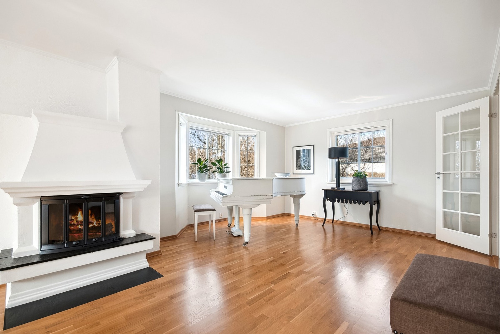 Stue - ildstedet skaper en lun og god atmosfære på kalde høst og vinterdager. Galleribilde