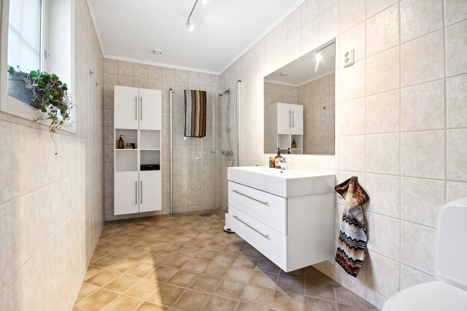 Bad i 1. etasje er tilknyttet hovedsoverom Galleribilde