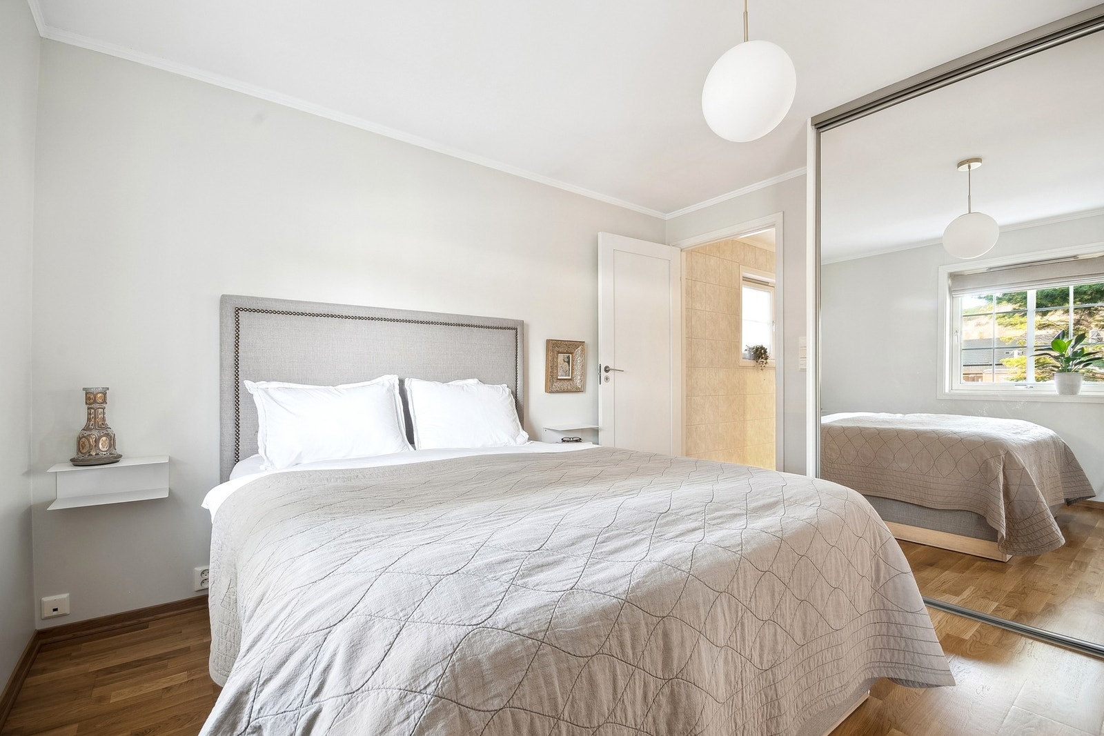 Hovedsoverom har adkomst til eget bad. Galleribilde