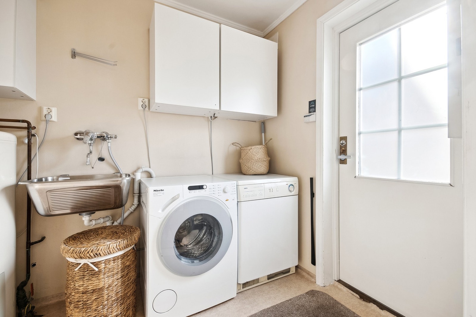 Grovkjøkken/vaskerom har adkomst til bakhagen. Galleribilde