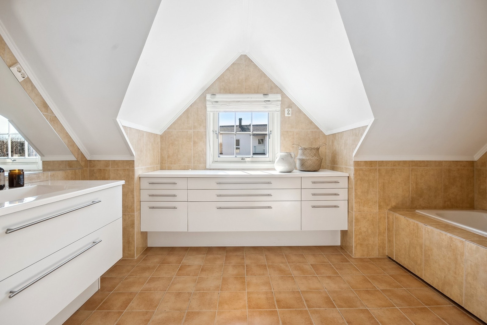 Bad i 2. etasje med masse oppbevaringsplass Galleribilde