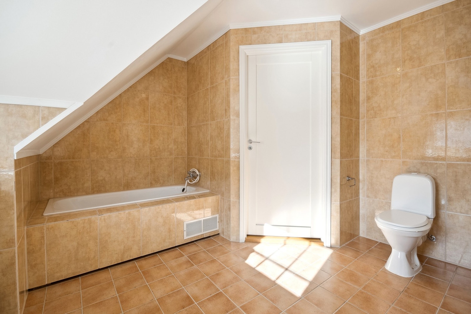 Praktisk med både badekar og dusjkabinett på dette badet Galleribilde