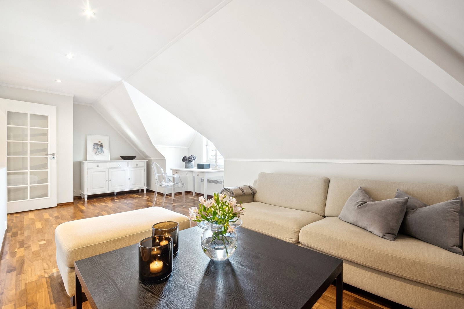 Bod/uinnredet rom omgjort til TV-stue. Rommet er ikke omsøkt hos kommunen og kjøper overtar ansvar og risiko for dette. Galleribilde