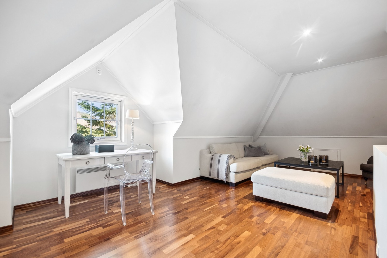 Bod/uinnredet rom omgjort til TV-stue. Rommet er ikke omsøkt hos kommunen og kjøper overtar ansvar og risiko for dette. Galleribilde