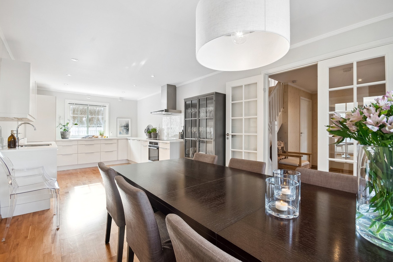 Lekkert og romslig kjøkken med åpen løsning mot spisestue. Lampe over spisebord medfølger ikke handelen. Galleribilde