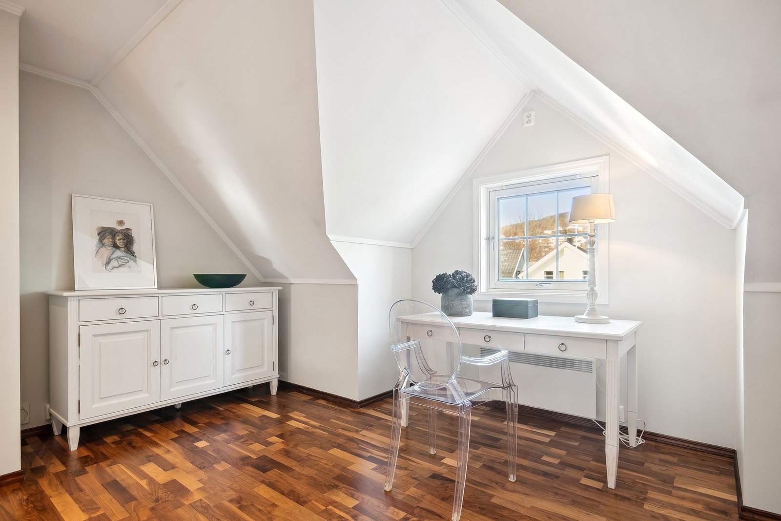 Bod/uinnredet rom omgjort til TV-stue. Rommet er ikke omsøkt hos kommunen og kjøper overtar ansvar og risiko for dette. Galleribilde