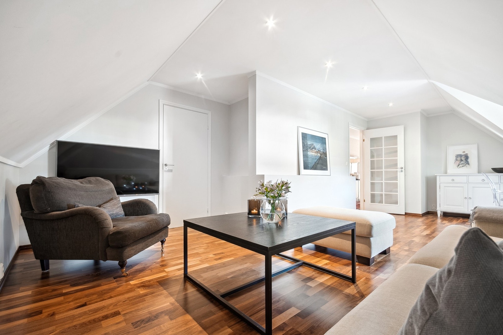 Bod/uinnredet rom omgjort til TV-stue. Rommet er ikke omsøkt hos kommunen og kjøper overtar ansvar og risiko for dette. Galleribilde