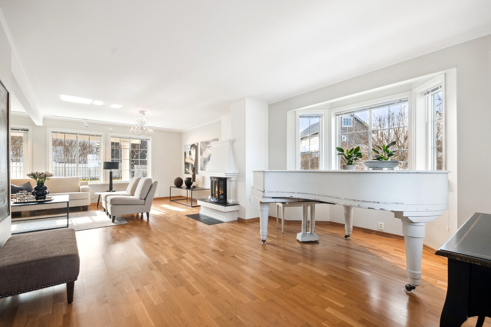 Boligen byr på flere romslige stuesoner og har god plass! Galleribilde