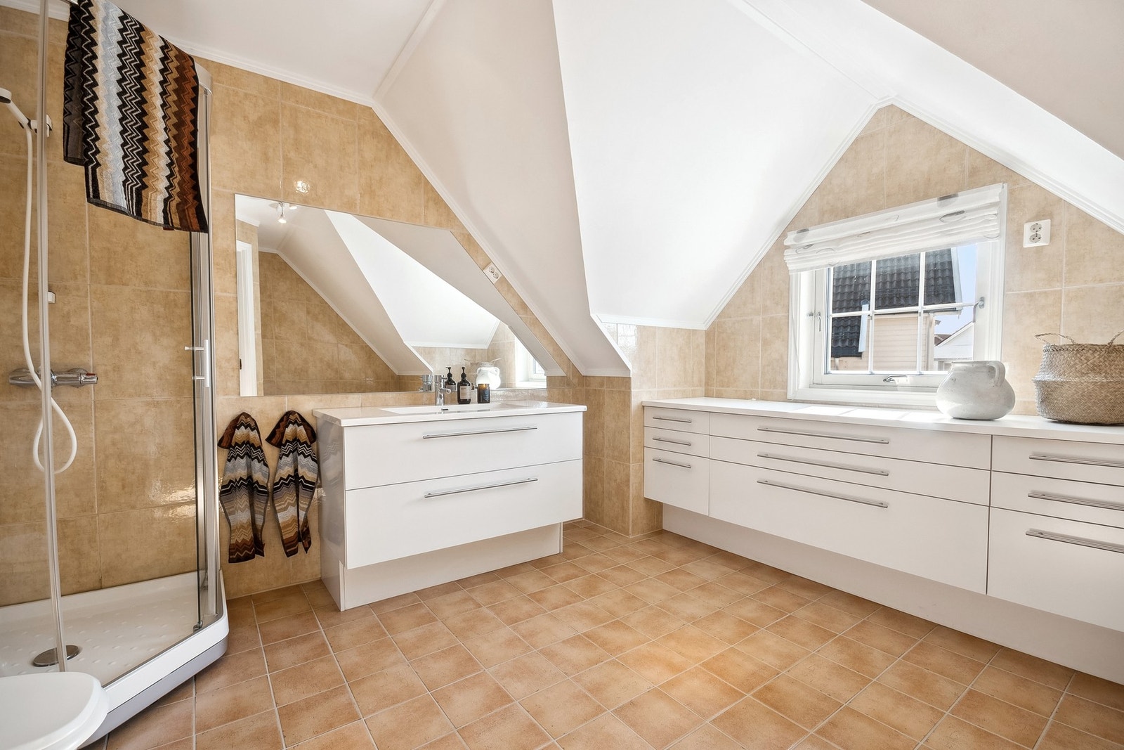 Bad i 2. etasje er meget romslig Galleribilde