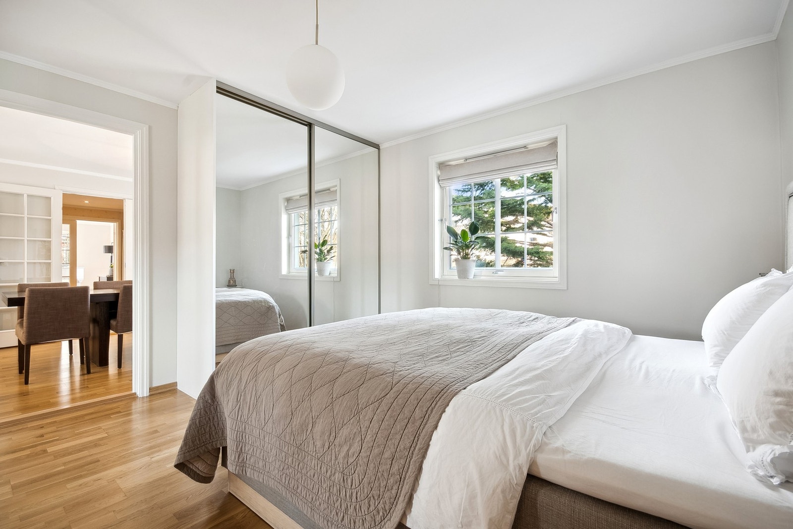 Hovedsoverom med skyvedørsgarderobe. Galleribilde