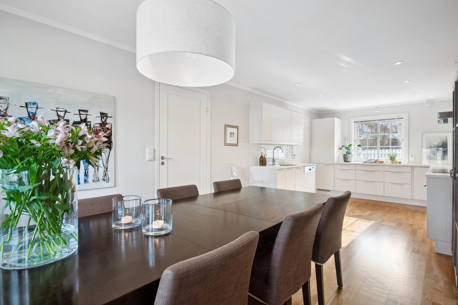 Spisestue plassert like ved kjøkkensonen. Galleribilde