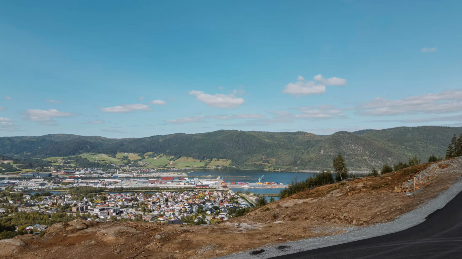 Her blir det mulig å bygge din eneboligdrøm med utsikt ned til Orkanger i vest og helt til Trollheimen i sør Galleribilde