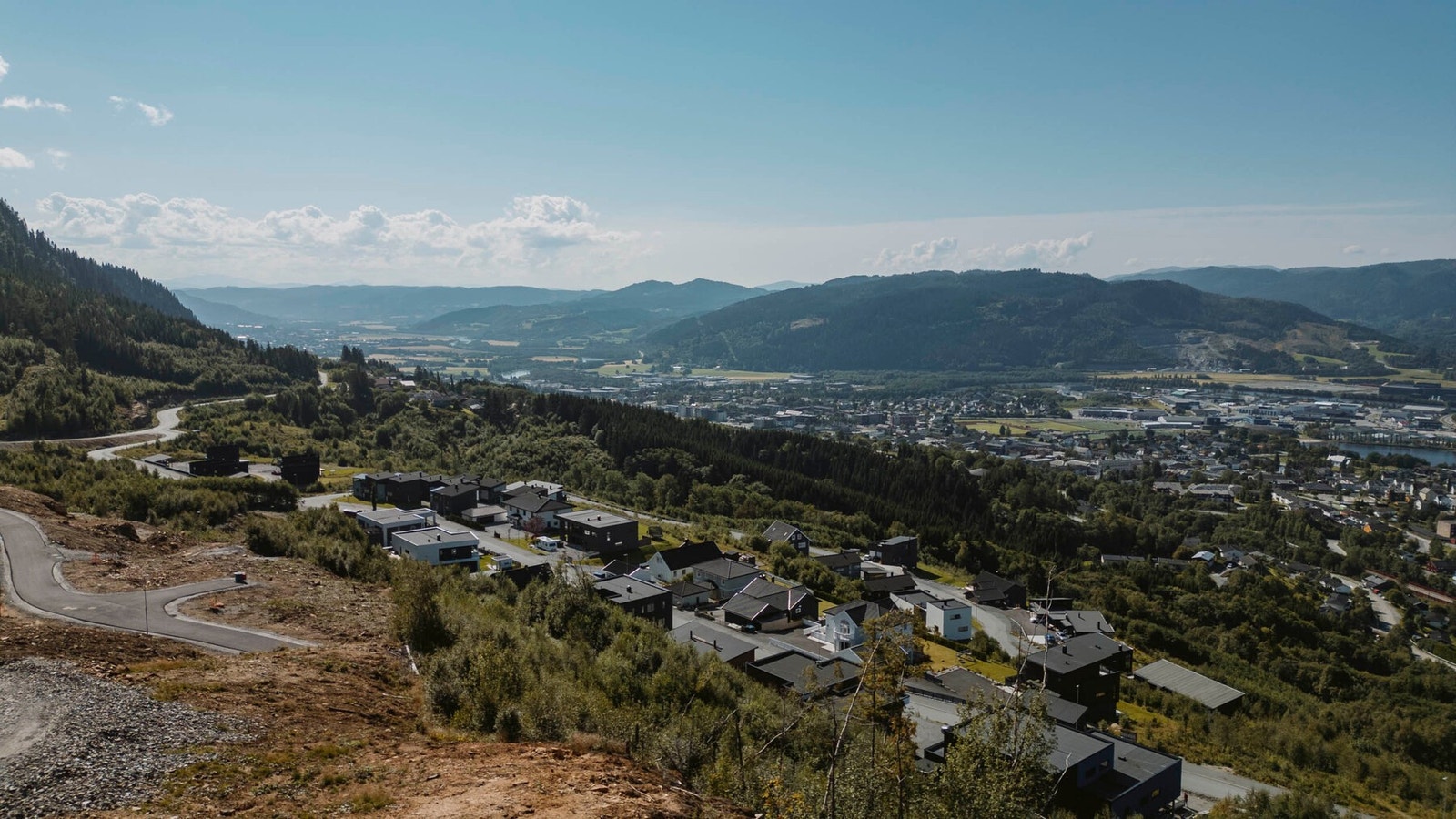 Med en størrelse på 628 kvadratmeter gir denne tomten muligheter for en vakker hage og drømmehuset du alltid har ønsket deg Galleribilde
