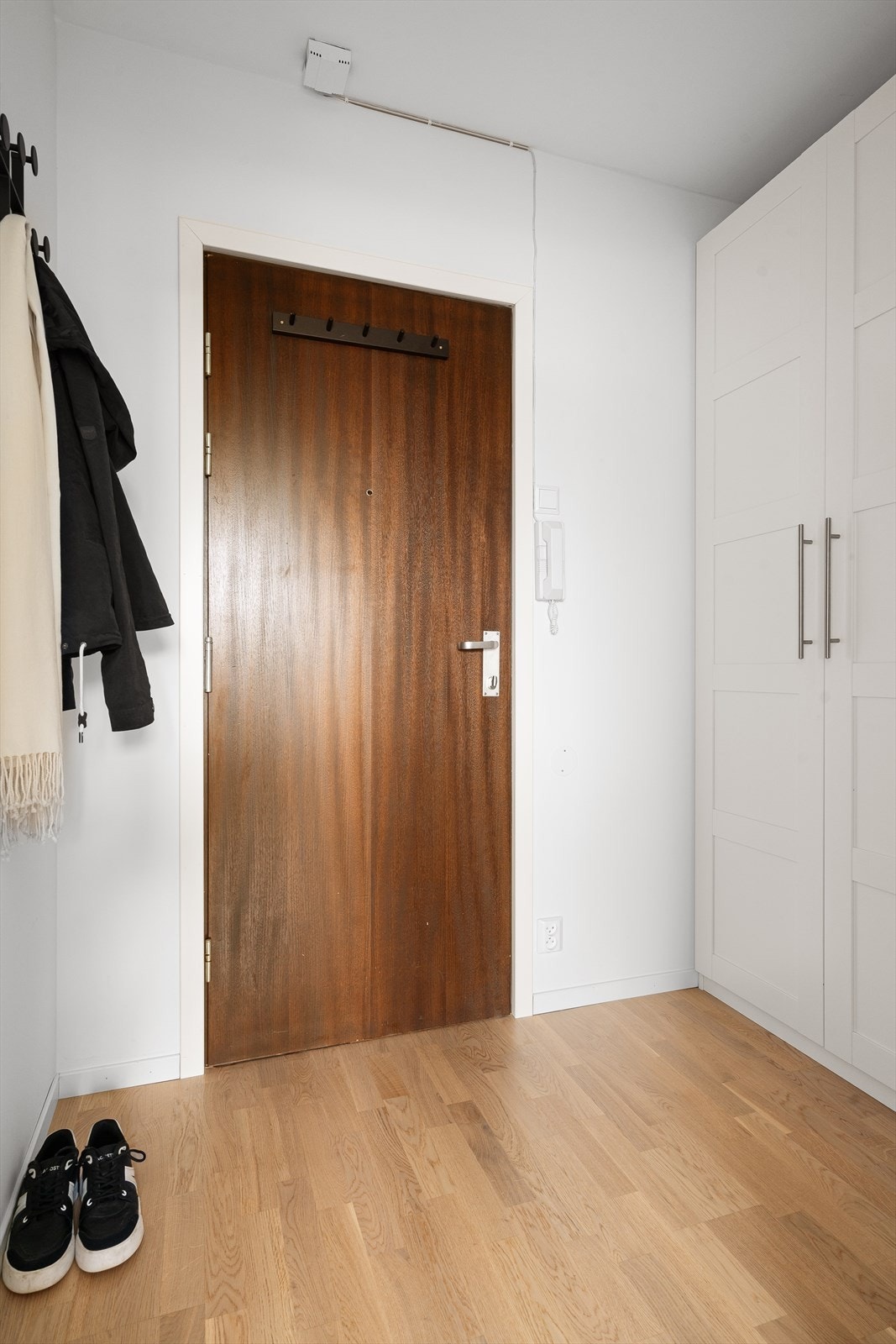 Romslig gang/inngangsparti. Galleribilde