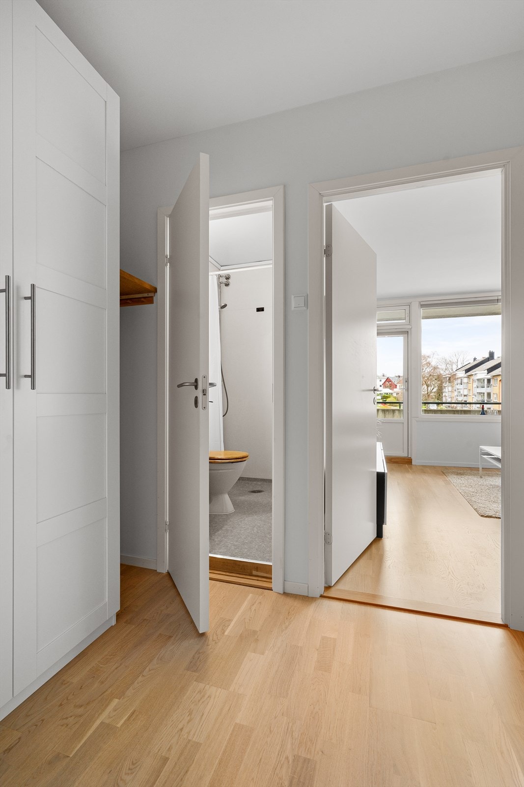 God garderobeplass i gang til oppbevaring av jakker og sko. Galleribilde