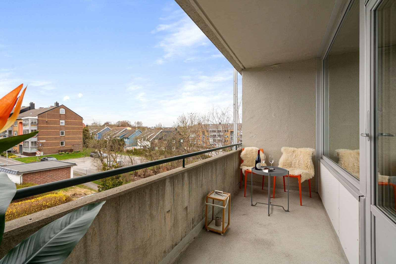 Balkong med god plass til møblement. Sol fra ca kl 13 til solnedgang iflg selger. Galleribilde