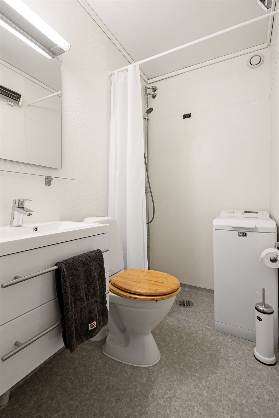 Bad med opplegg for vaskemaskin. Galleribilde