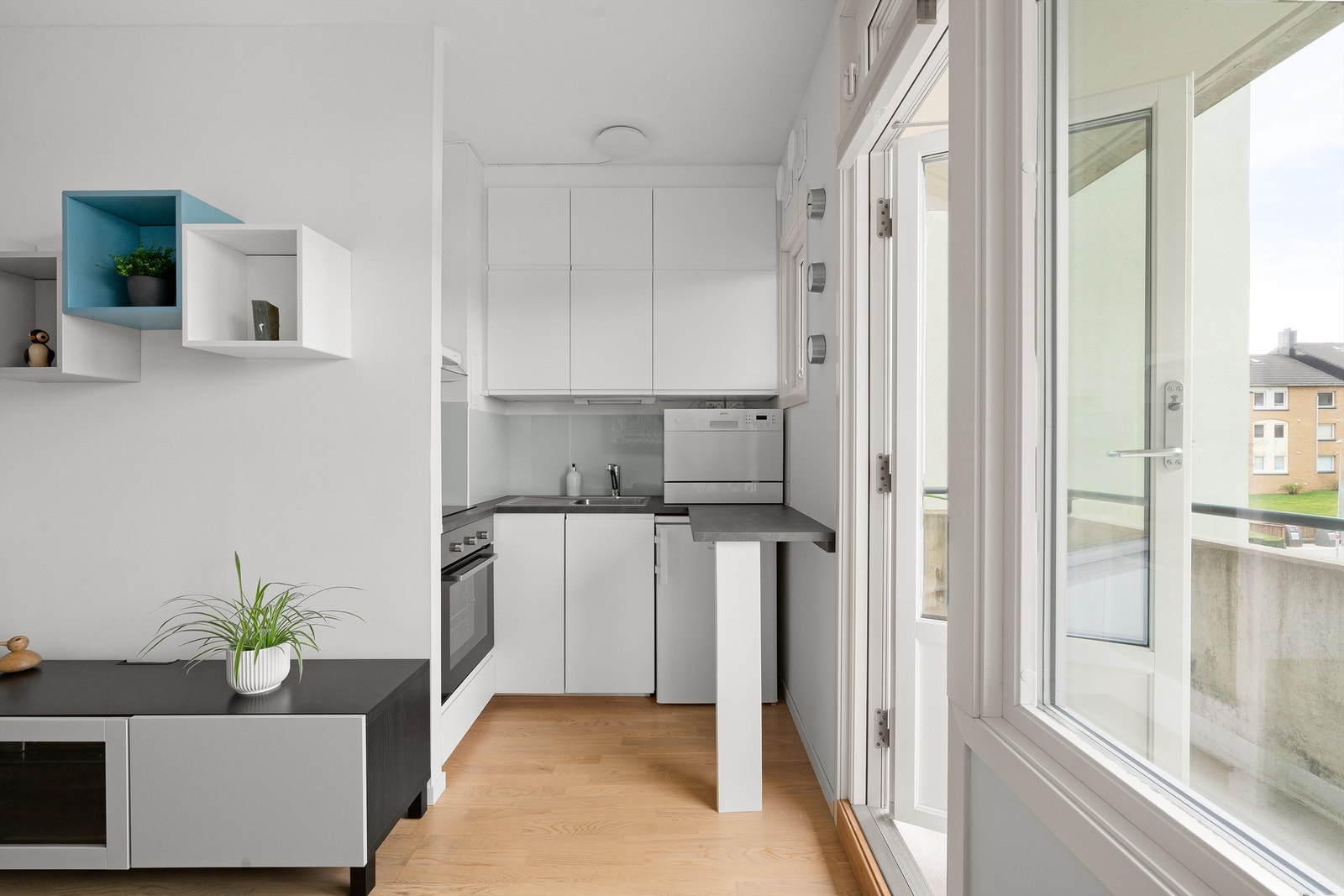 Tidsriktig kjøkken i hvite, slette fronter fra IKEA. Galleribilde