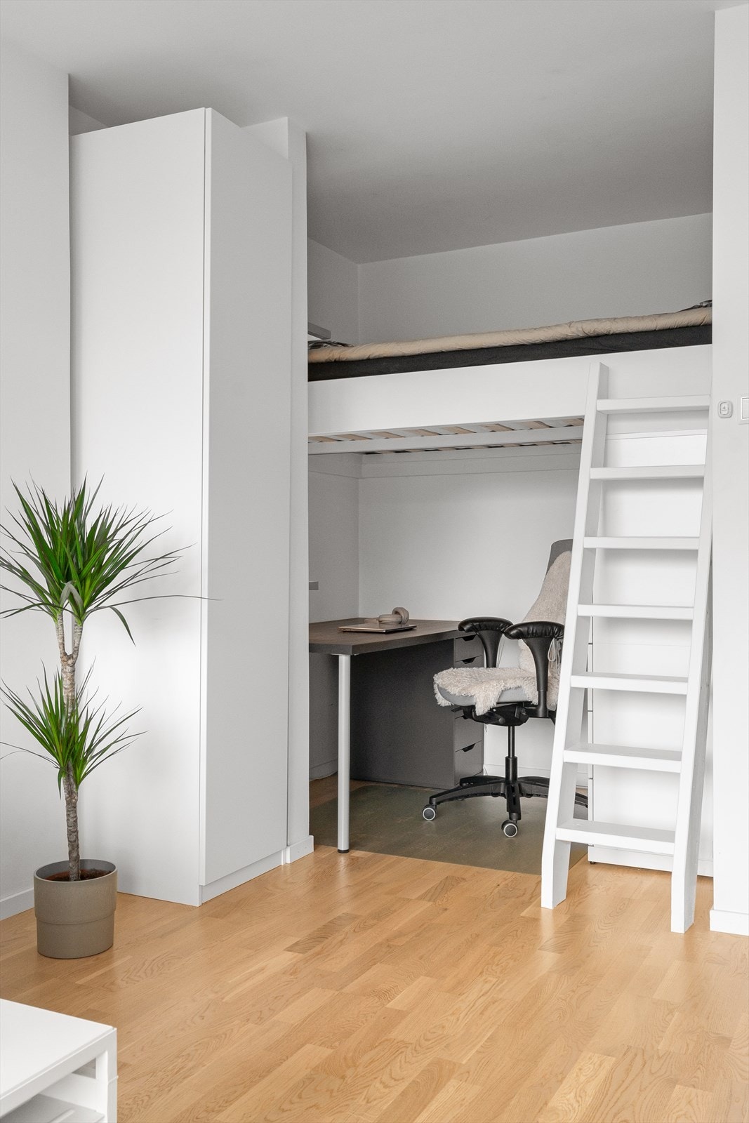 Kontor, samt praktisk hyllesystem under stedbygget seng. Galleribilde