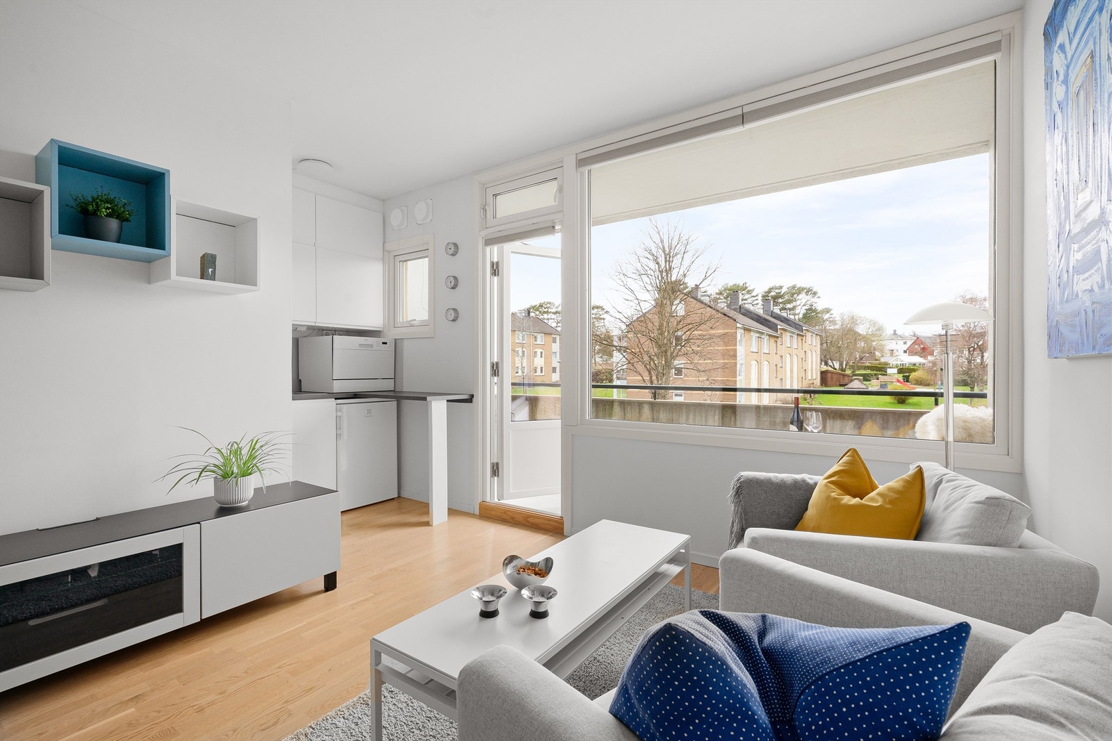 Store vindusflater gir rikelig med dagslys og en god romfølelse. Galleribilde