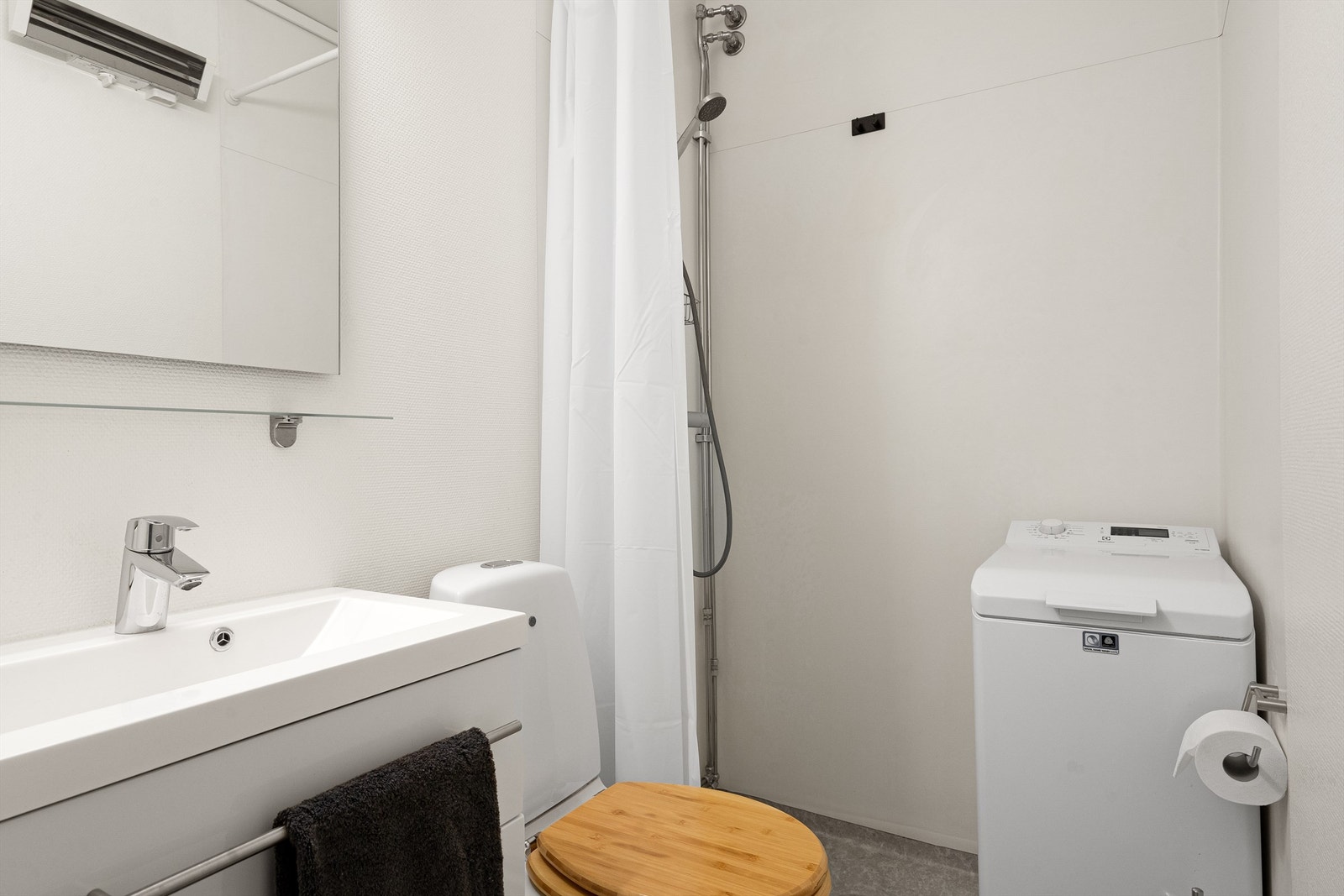 Bad med opplegg for vaskemaskin. Det er også et felles vaskerom i 1 etg. Galleribilde