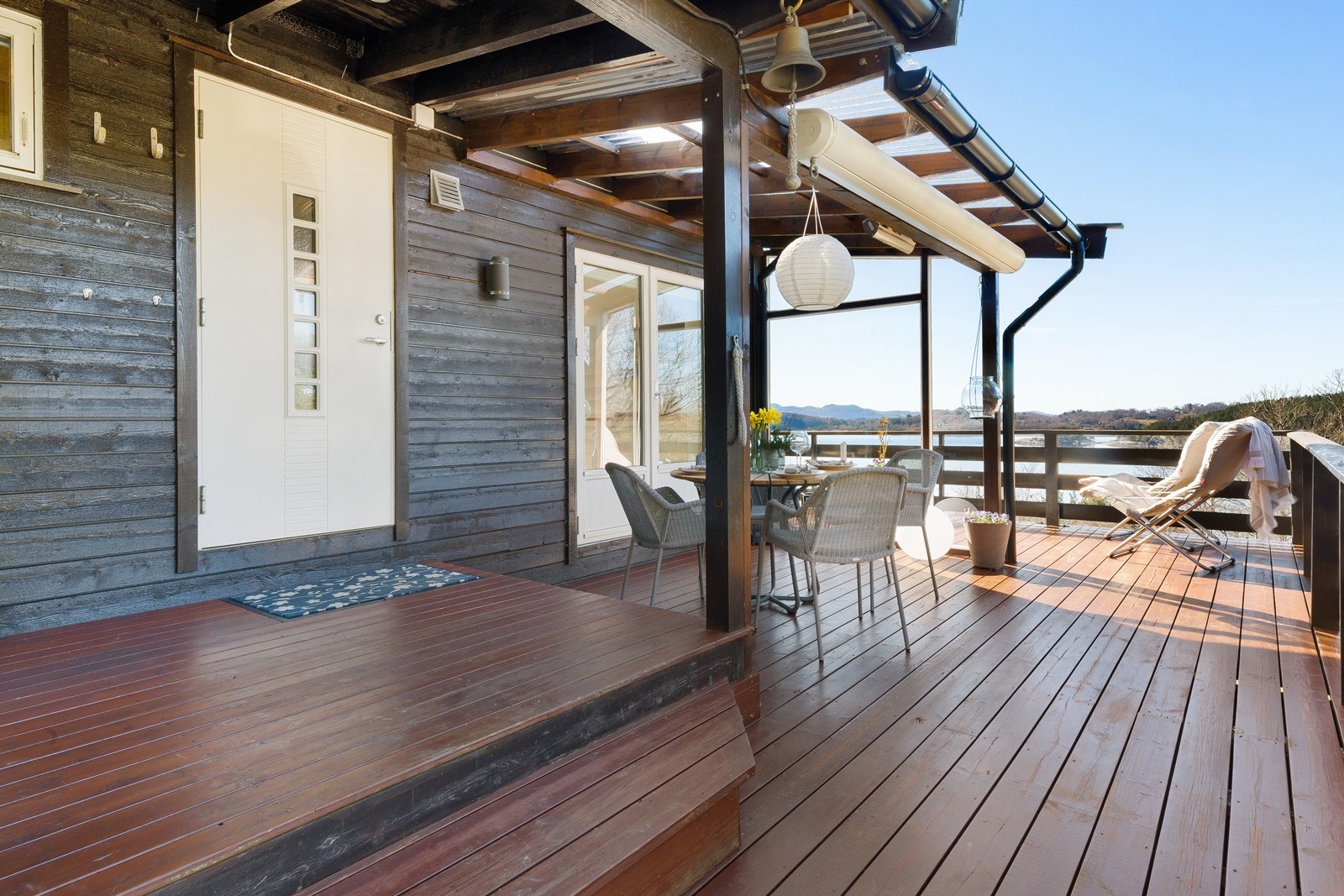 Hyggelig inngangsparti og delvis overbygget terrasse med spiseplass, markise og varmeovn - tilrettelagt for å kunne nyte sommerkvelden lengst mulig! Galleribilde