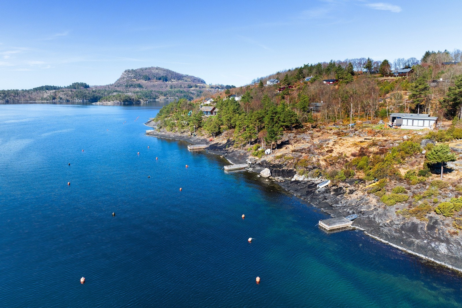 Kort gange ned til sjøen med svaberg, badeplasser og brygge. Galleribilde